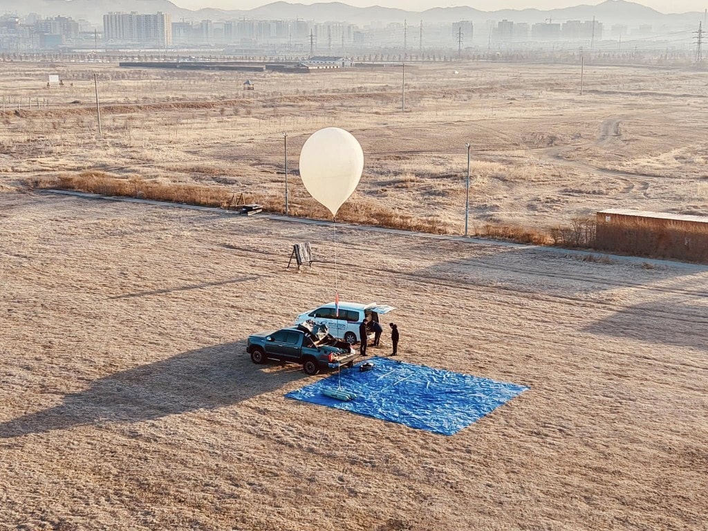 Balloon launch field photograph from the summit archive