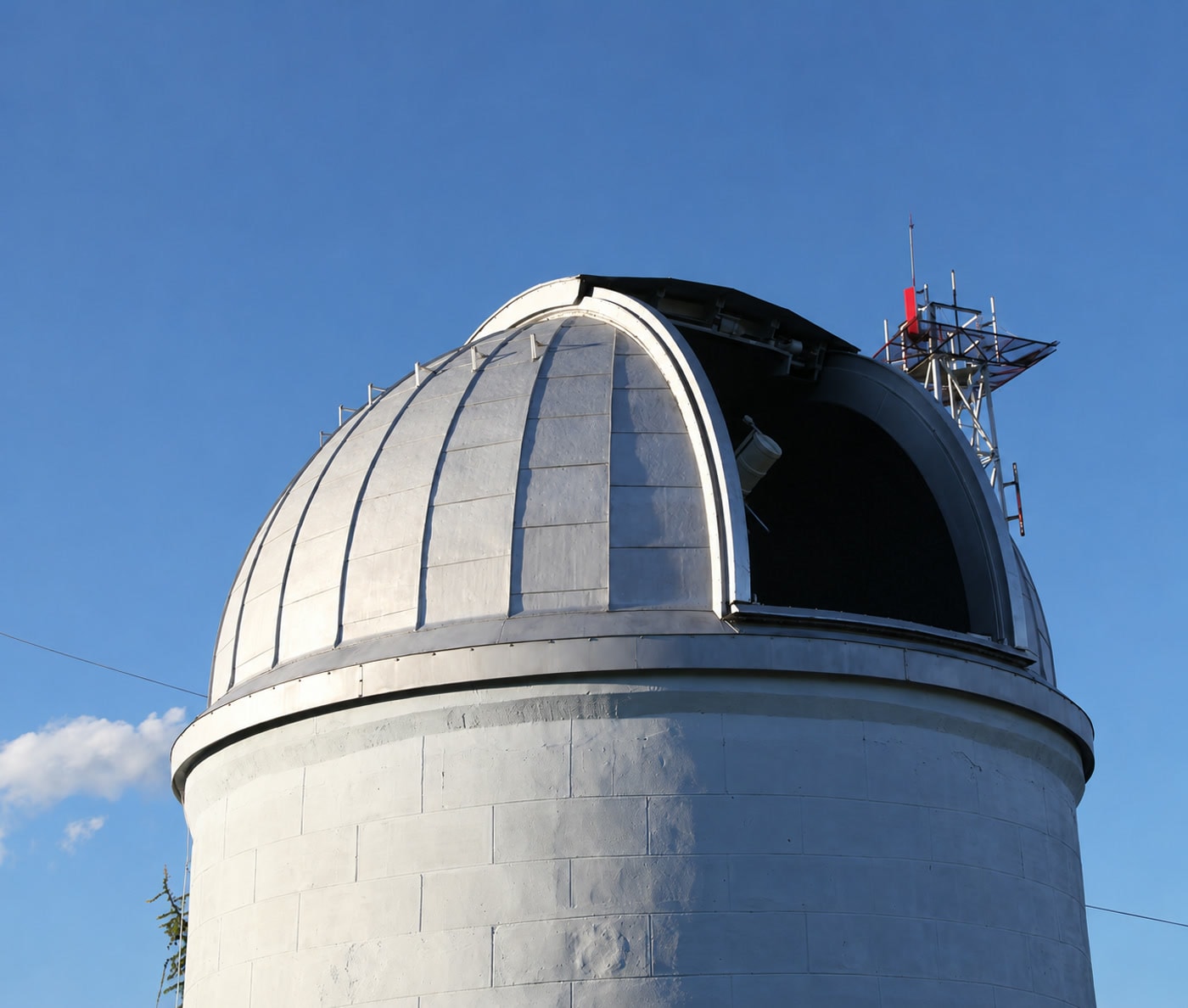 Original photograph of the observatory dome and telescope